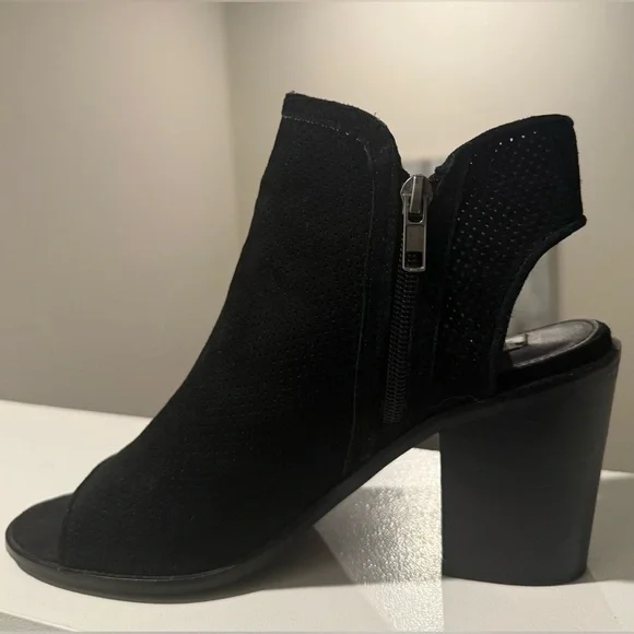 STEVE MADDEN Black Suede Perforated Ankle Boots w/ 4” Block Heel - Size 8-1/2 - Picture 5 of 13
